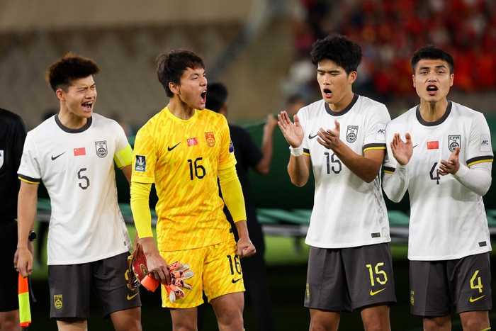 五场0失球VS五场轰12球！中日上演矛盾大战，日本球迷：史上最强中国队