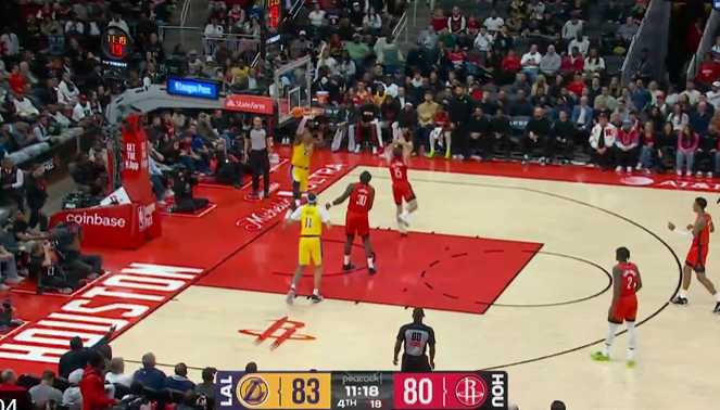 还能跳！里夫斯送出远距离长传，詹姆斯拍马赶到空接暴扣